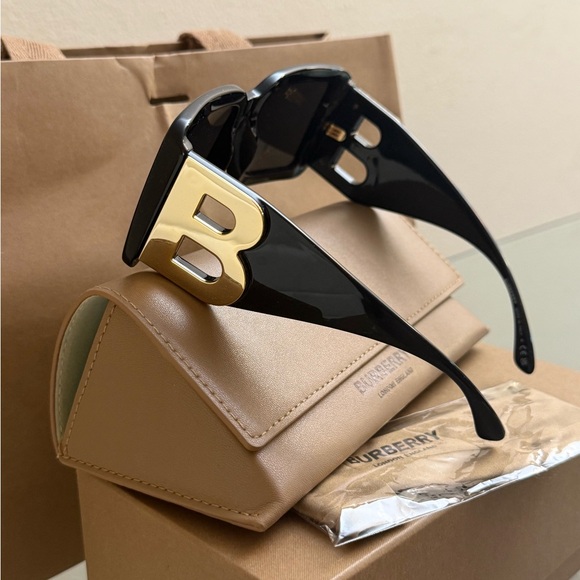 Burberry Sungalsses - Picture 2 of 8